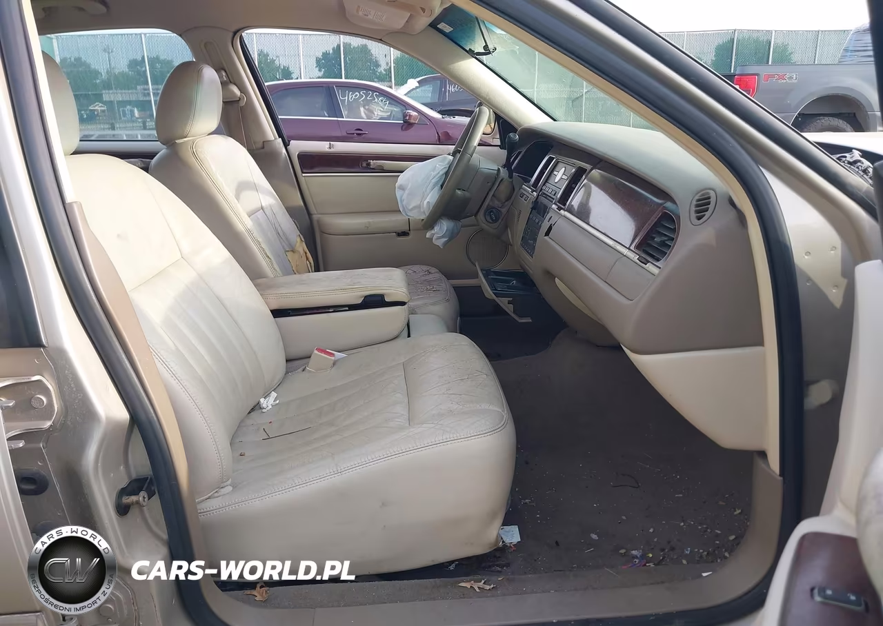 2005 Lincoln Town Car Signature VIN:1LNHM81W85Y671137 - 5