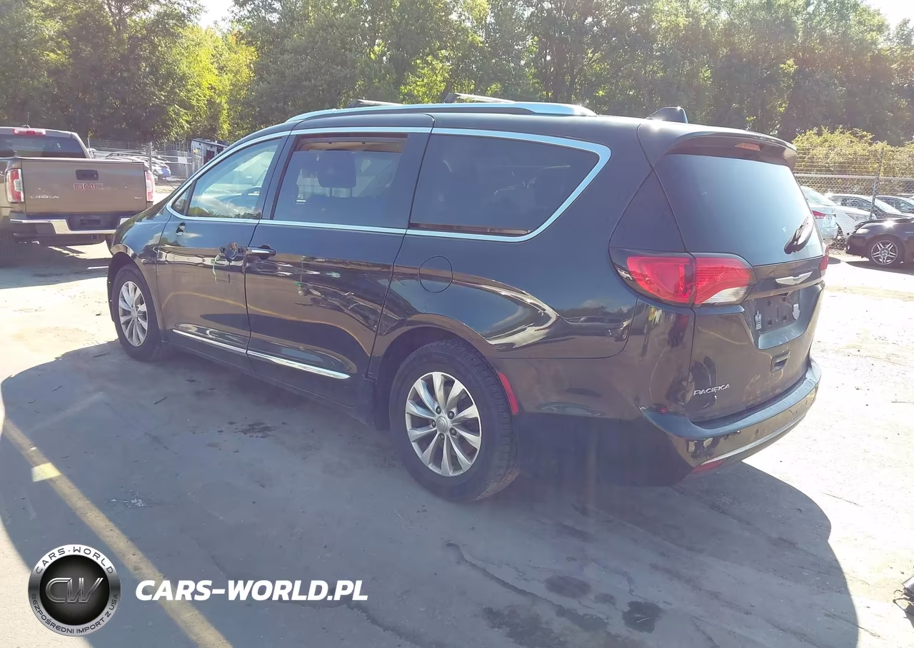 2018 Chrysler Pacifica Touring L VIN:2C4RC1BG3JR280633 - 3