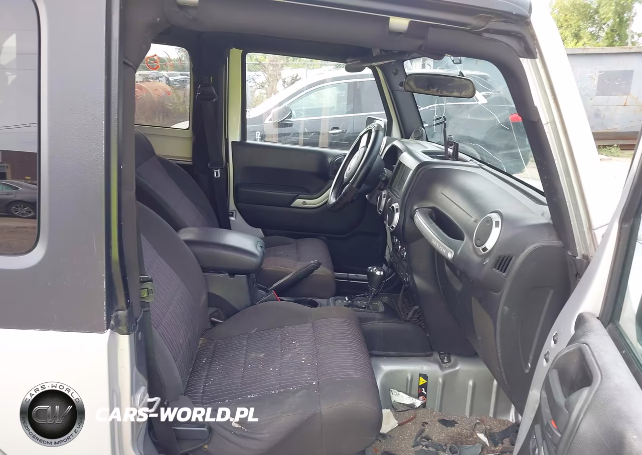 2011 Jeep Wrangler Sahara VIN:1J4AA5D1XBL585814 - 5