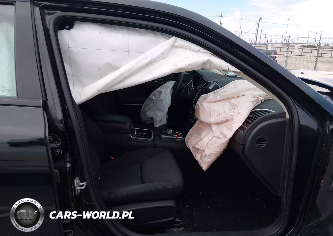 2022 Chrysler 300 Touring VIN:2C3CCAAG3NH209987 - 5