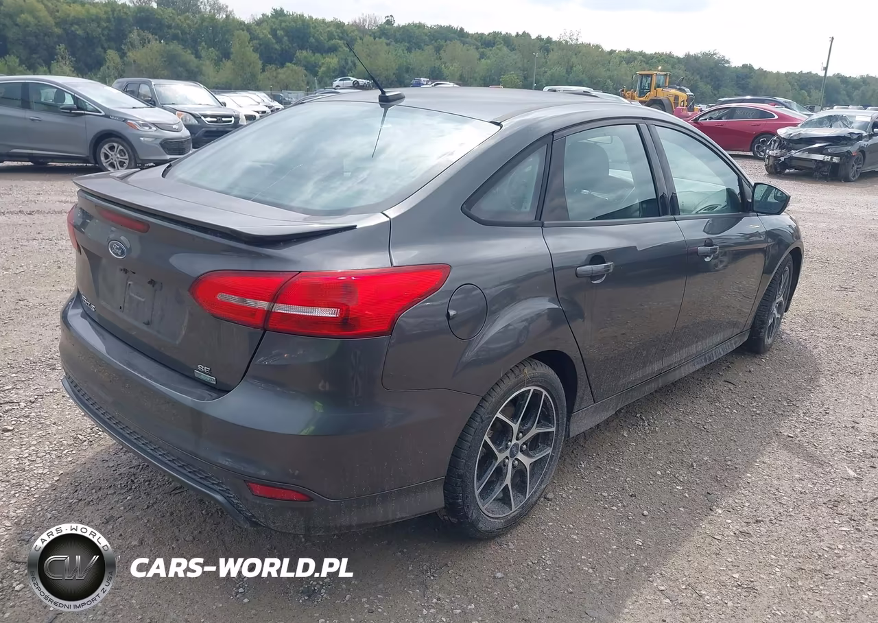 2015 Ford Focus Se VIN:1FADP3FE8FL346084 - 4