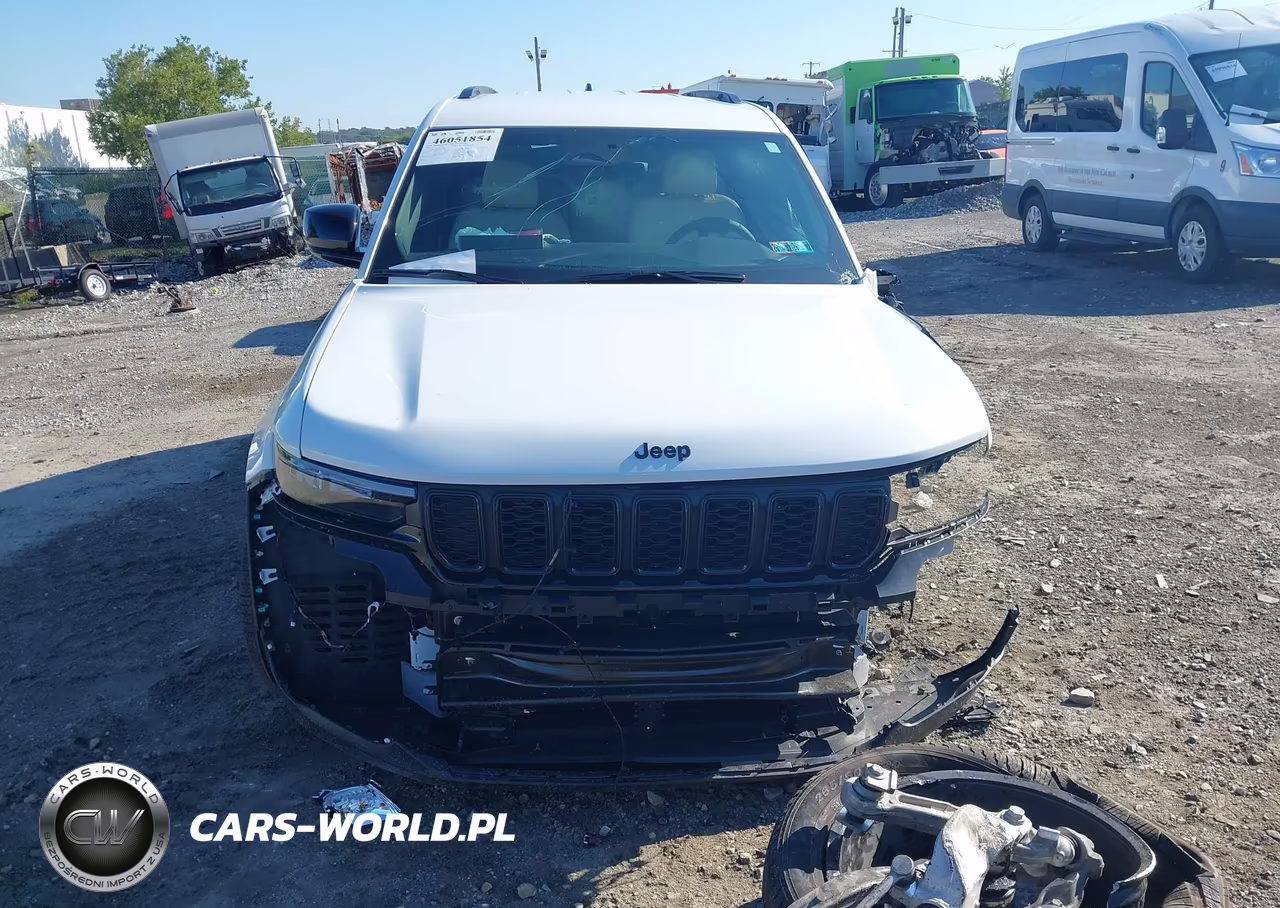 2025 Jeep Grand Cherokee Limited 4X4 VIN:1C4RJHBGXS8797987 - 12