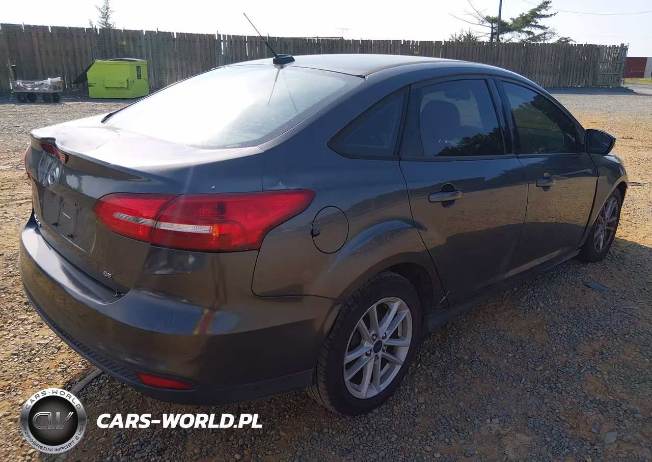 2017 Ford Focus Se VIN:1FADP3F22HL237824 - 4