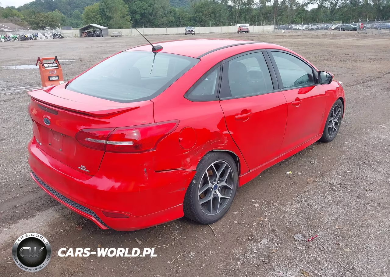 2015 Ford Focus Se VIN:1FADP3F28FL383254 - 4