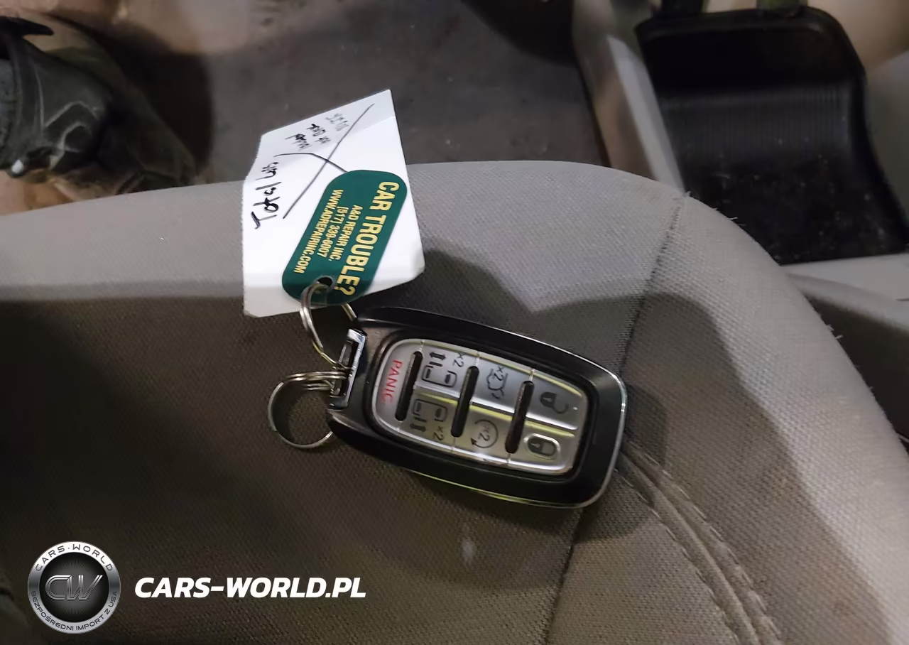 2018 Chrysler Pacifica Touring Plus VIN:2C4RC1FG1JR112502 - 11