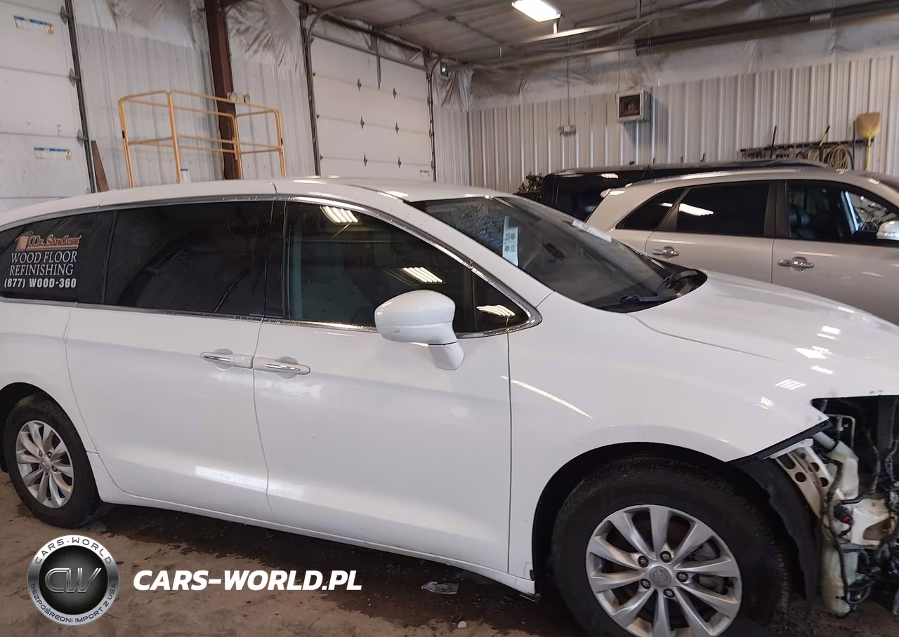 2018 Chrysler Pacifica Touring Plus VIN:2C4RC1FG1JR112502 - 13