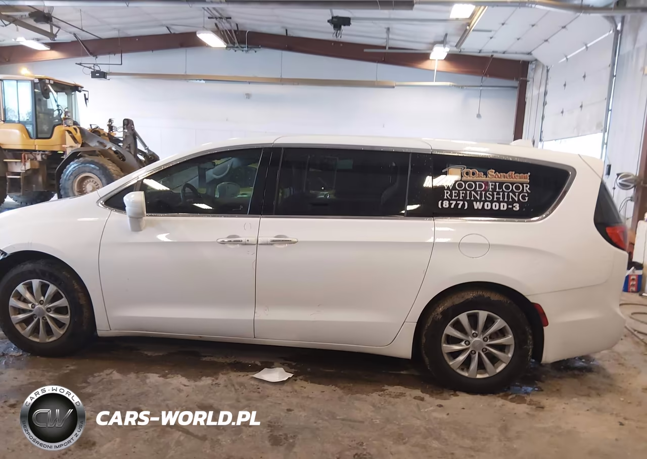 2018 Chrysler Pacifica Touring Plus VIN:2C4RC1FG1JR112502 - 14