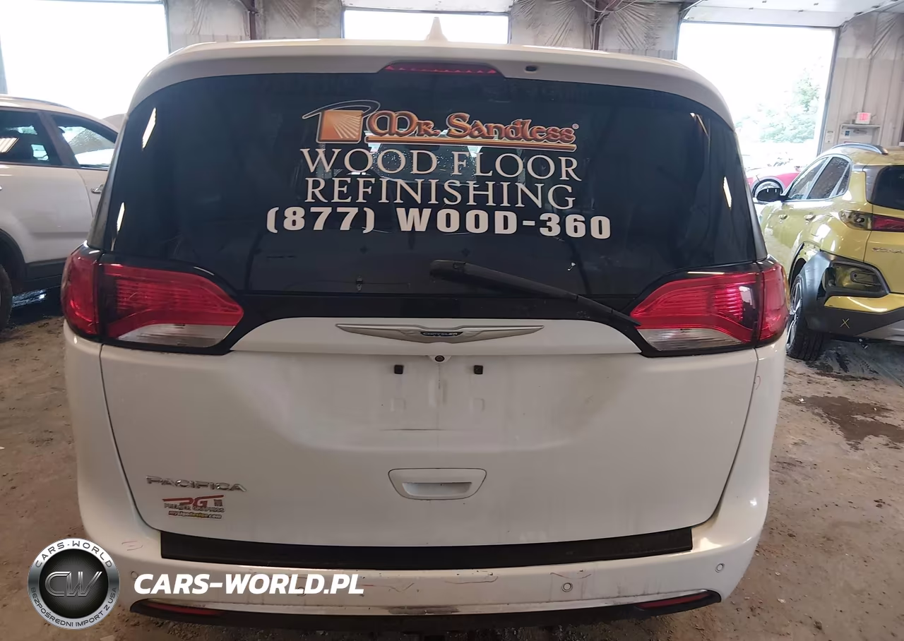 2018 Chrysler Pacifica Touring Plus VIN:2C4RC1FG1JR112502 - 16