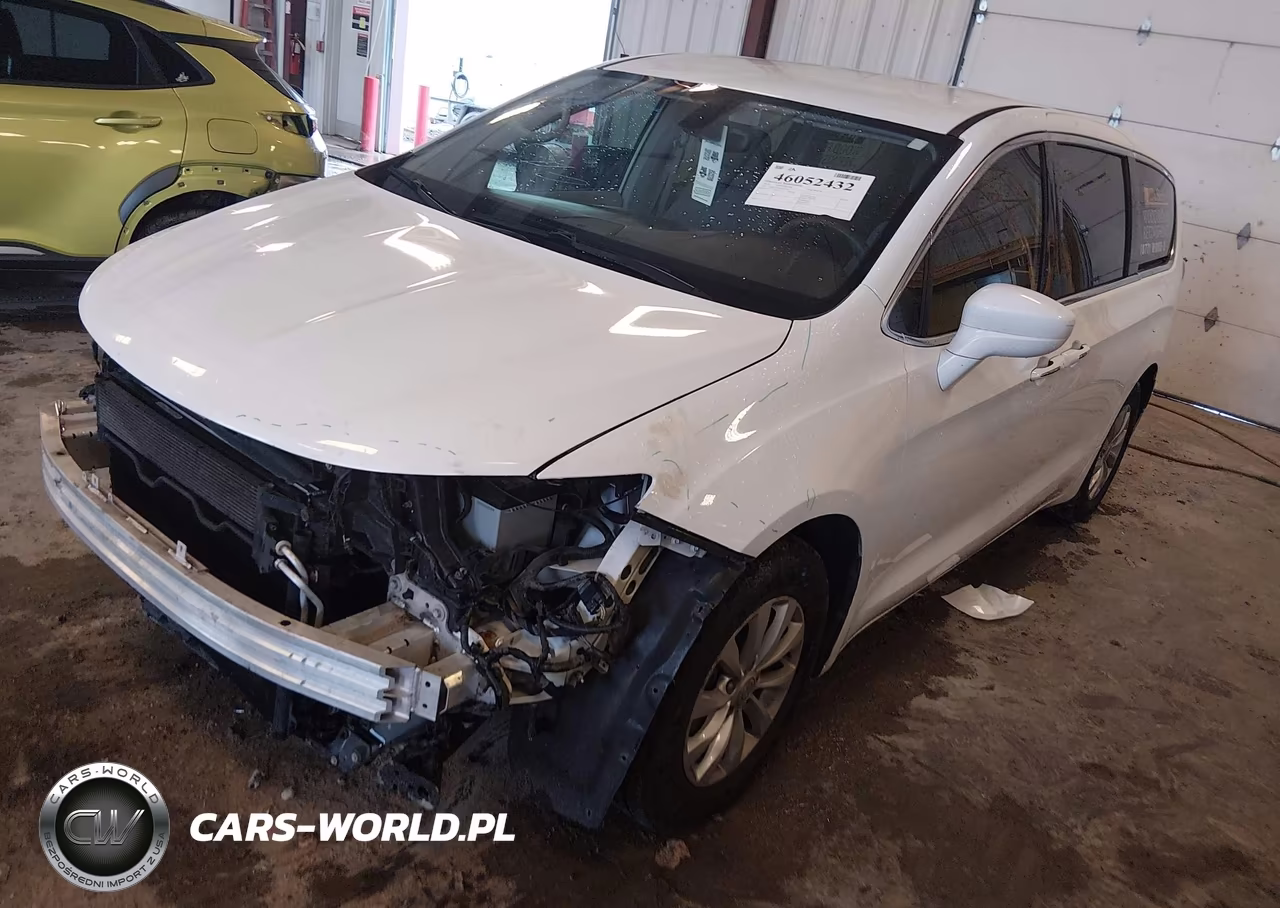 2018 Chrysler Pacifica Touring Plus VIN:2C4RC1FG1JR112502 - 2