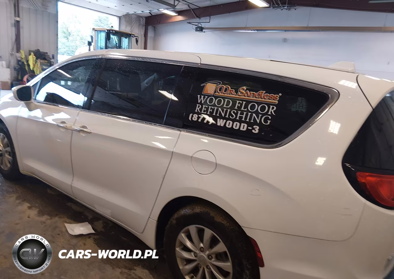 2018 Chrysler Pacifica Touring Plus VIN:2C4RC1FG1JR112502 - 3