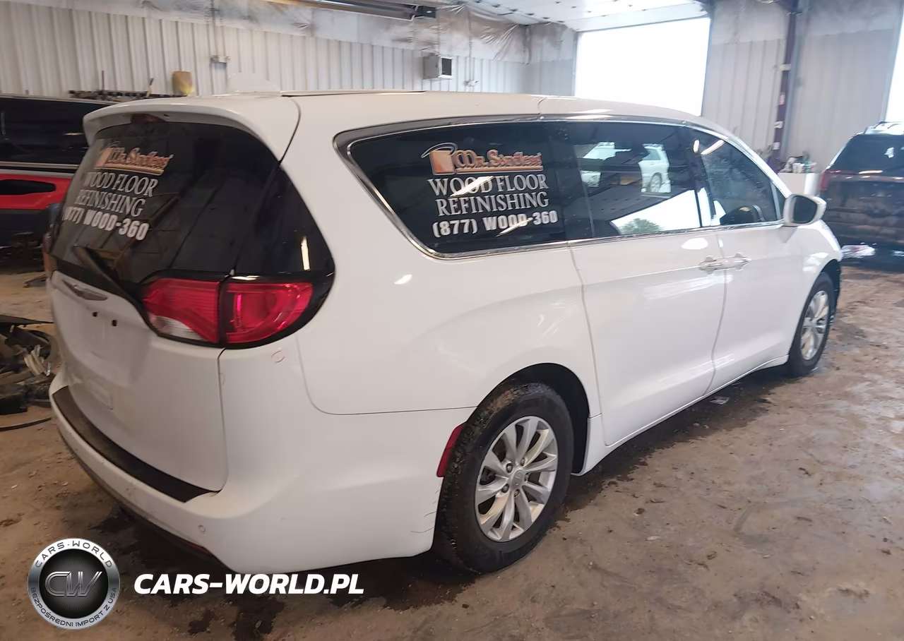 2018 Chrysler Pacifica Touring Plus VIN:2C4RC1FG1JR112502 - 4