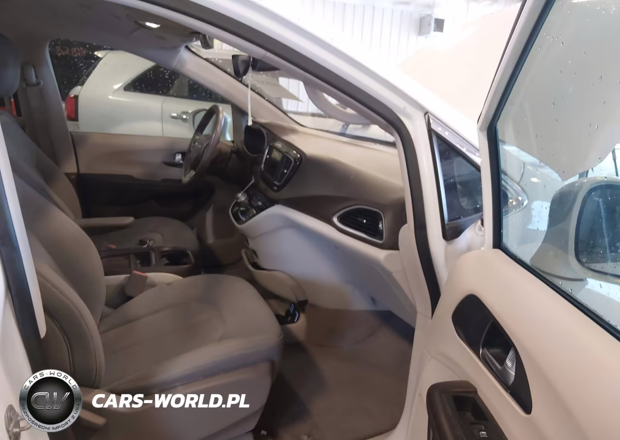 2018 Chrysler Pacifica Touring Plus VIN:2C4RC1FG1JR112502 - 5
