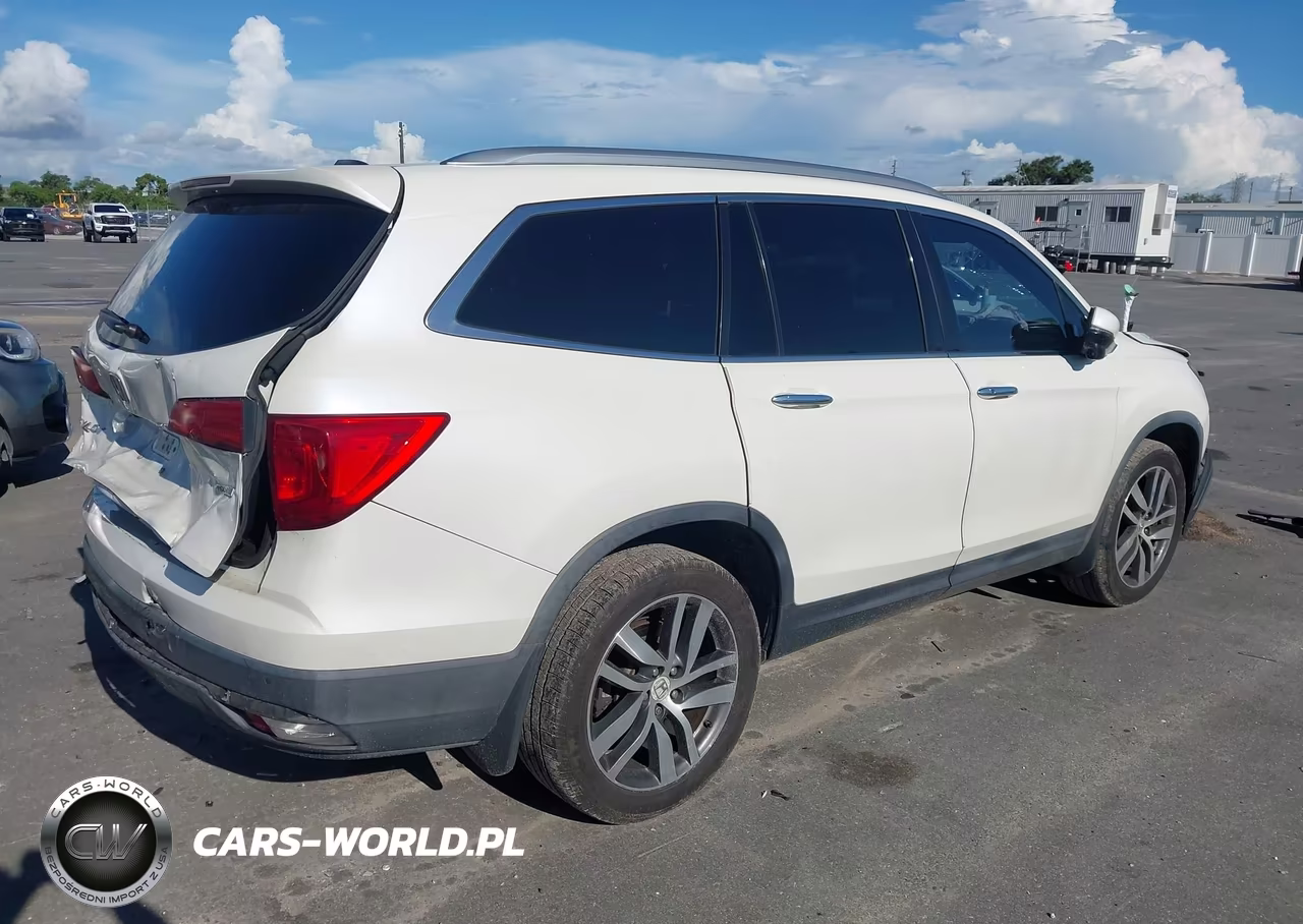 2017 Honda Pilot Touring VIN:5FNYF5H97HB016341 - 4