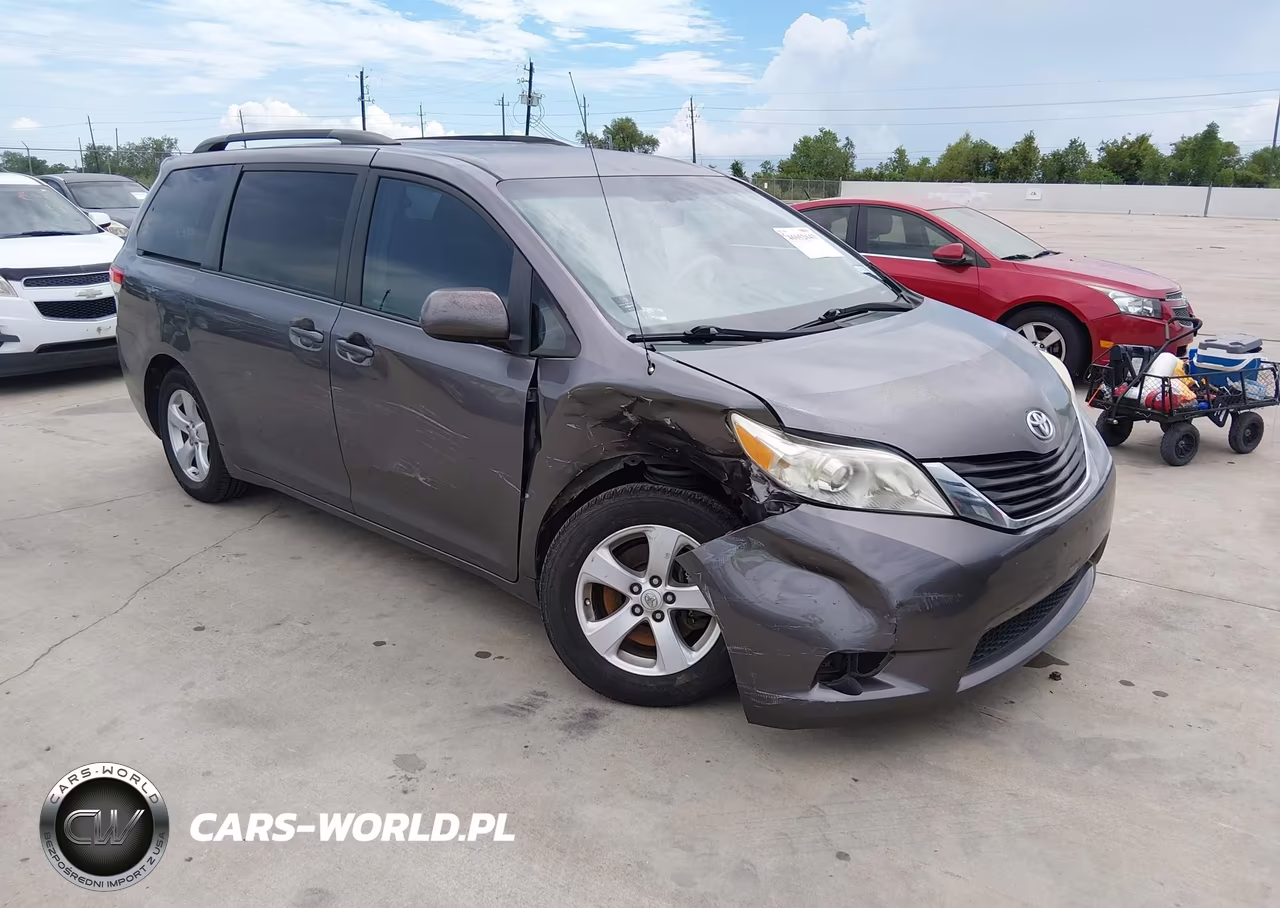 2014 Toyota Sienna Le V6 8 Passenger