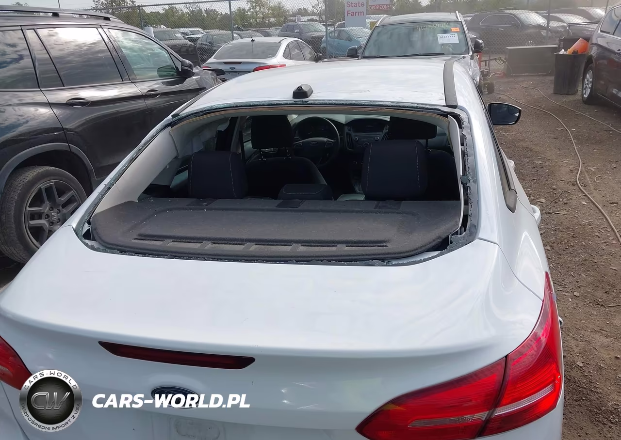 2018 Ford Focus Se VIN:1FADP3F25JL245583 - 18