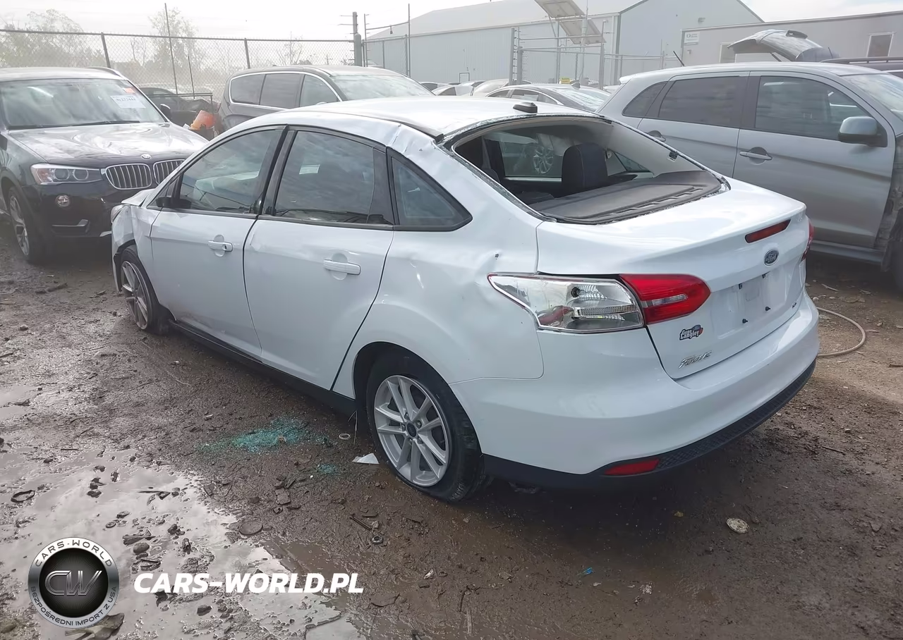2018 Ford Focus Se VIN:1FADP3F25JL245583 - 3