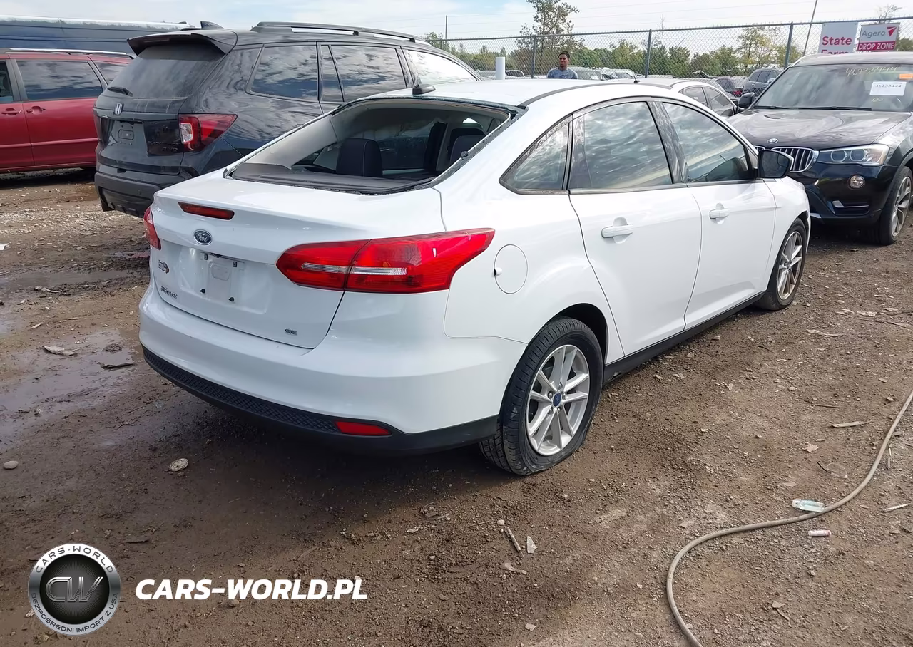 2018 Ford Focus Se VIN:1FADP3F25JL245583 - 4