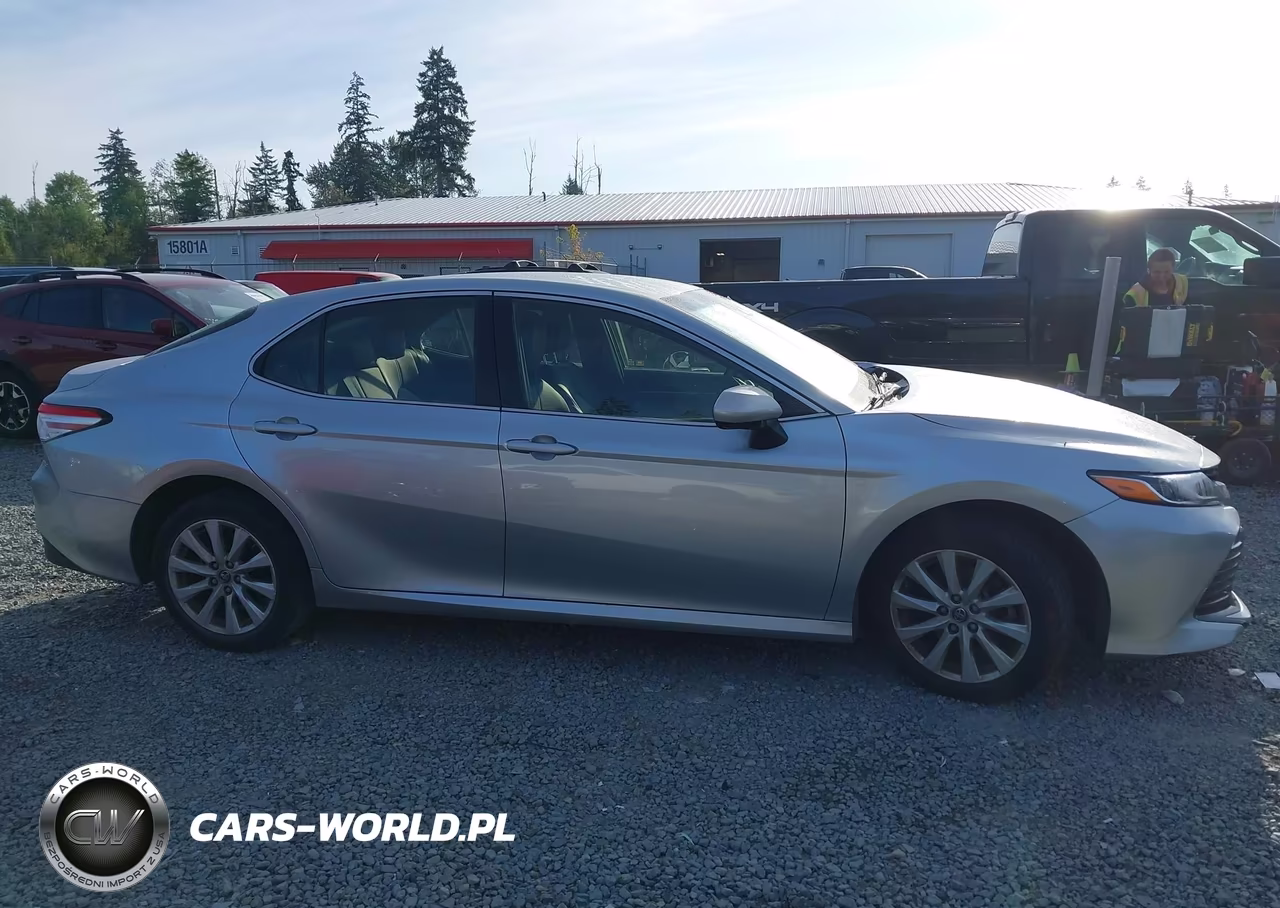 2018 Toyota Camry Le VIN:JTNB11HK1J3036549 - 13