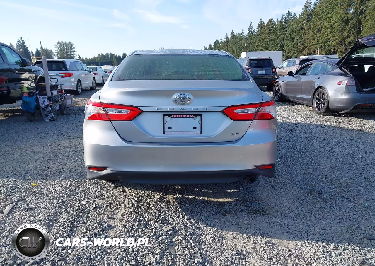 2018 Toyota Camry Le VIN:JTNB11HK1J3036549 - 16