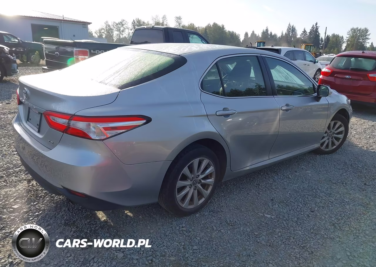 2018 Toyota Camry Le VIN:JTNB11HK1J3036549 - 4