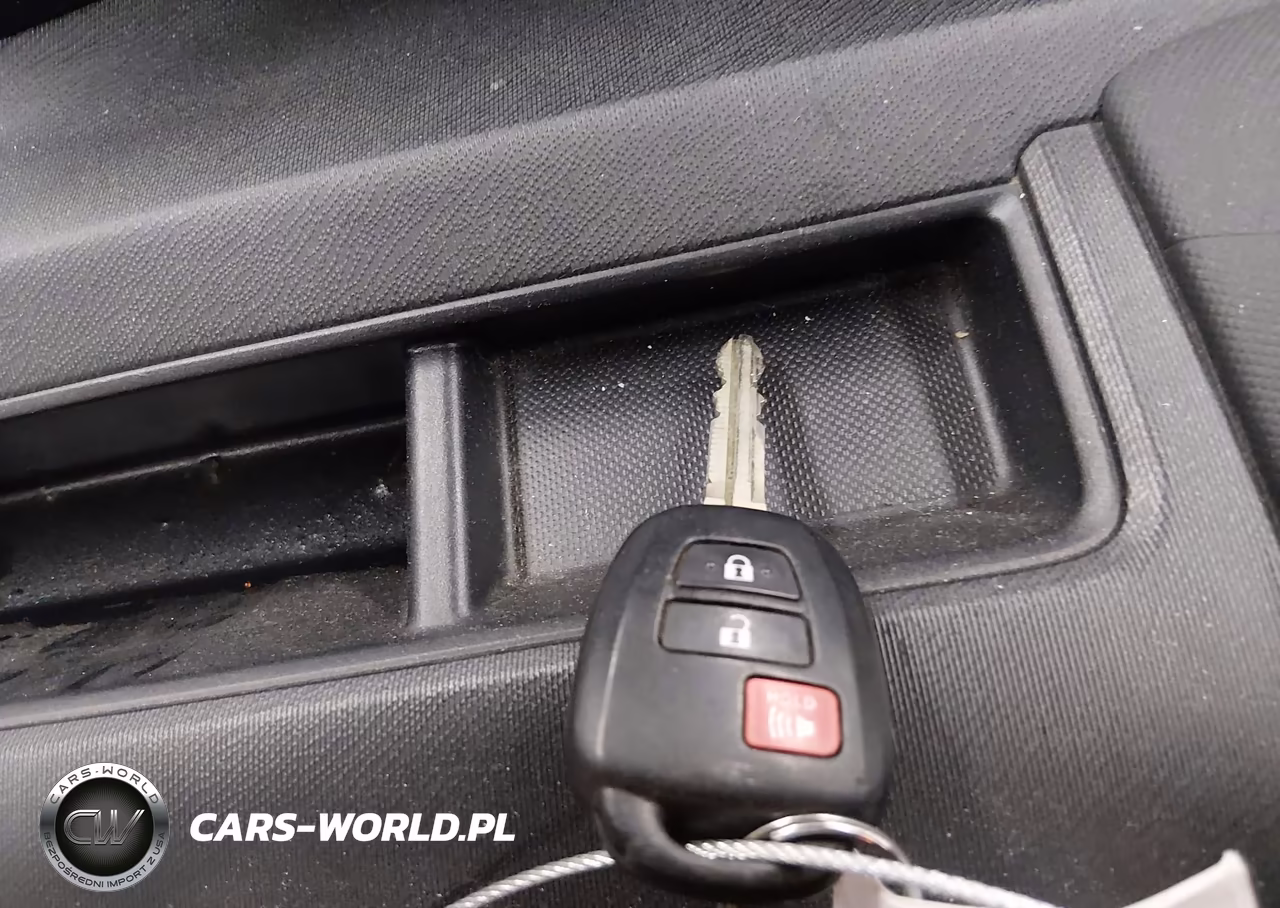 2013 Toyota Prius C One VIN:JTDKDTB36D1555105 - 11