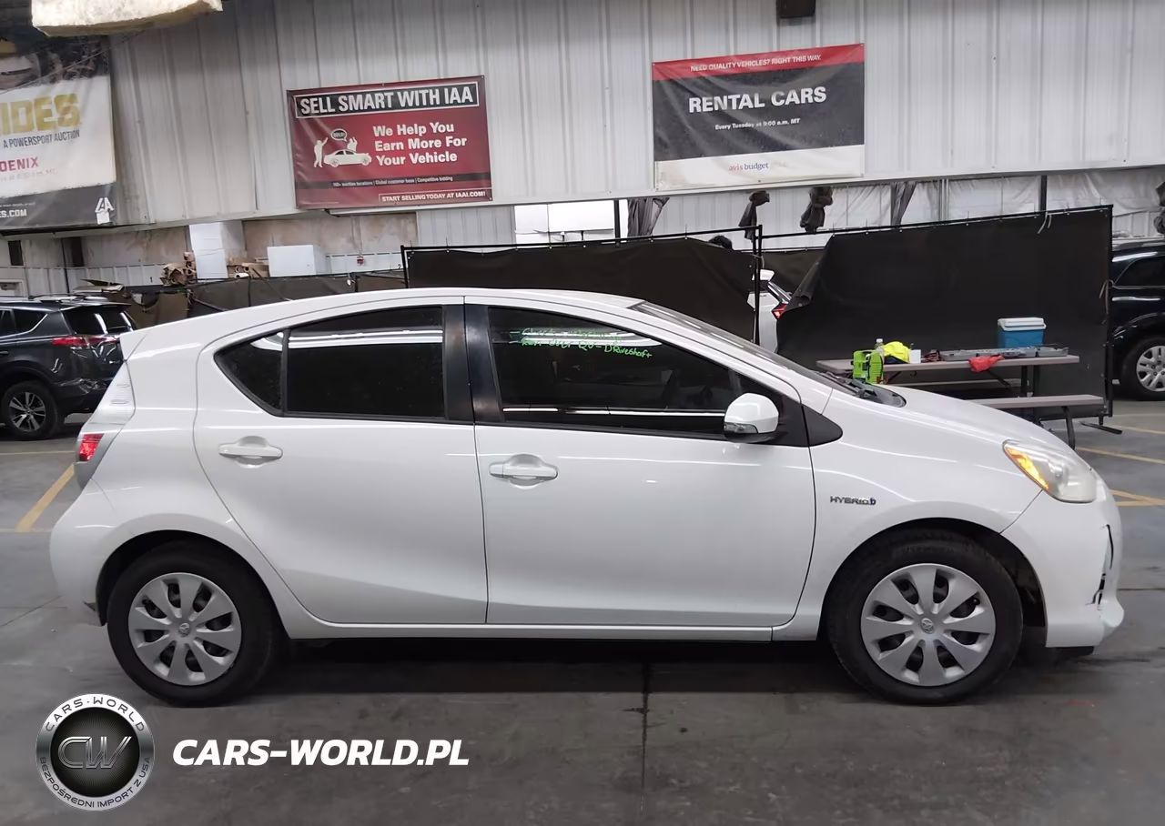 2013 Toyota Prius C One VIN:JTDKDTB36D1555105 - 13