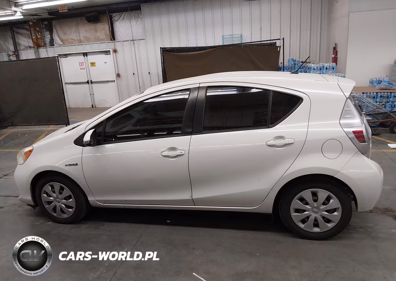 2013 Toyota Prius C One VIN:JTDKDTB36D1555105 - 14