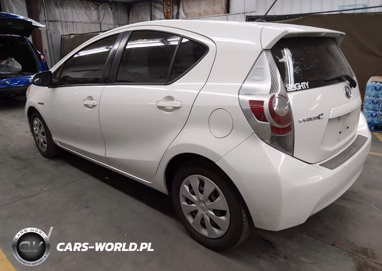 2013 Toyota Prius C One VIN:JTDKDTB36D1555105 - 3