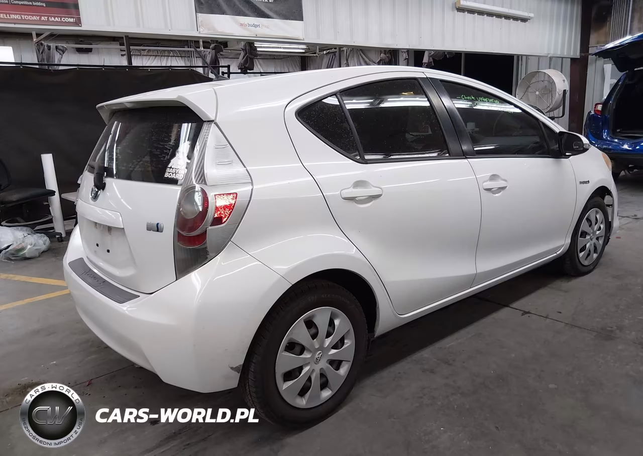 2013 Toyota Prius C One VIN:JTDKDTB36D1555105 - 4