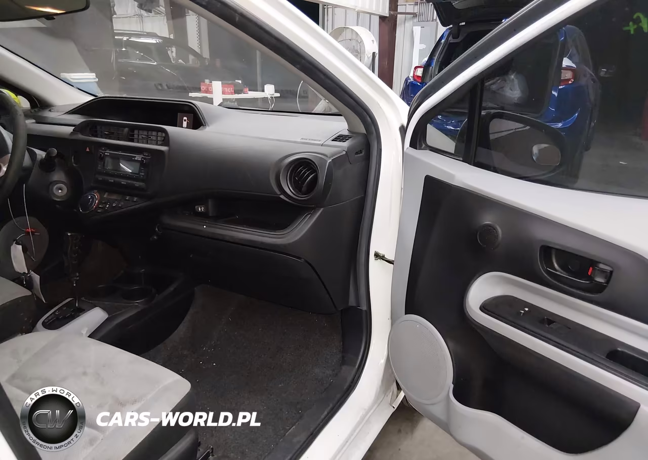2013 Toyota Prius C One VIN:JTDKDTB36D1555105 - 5