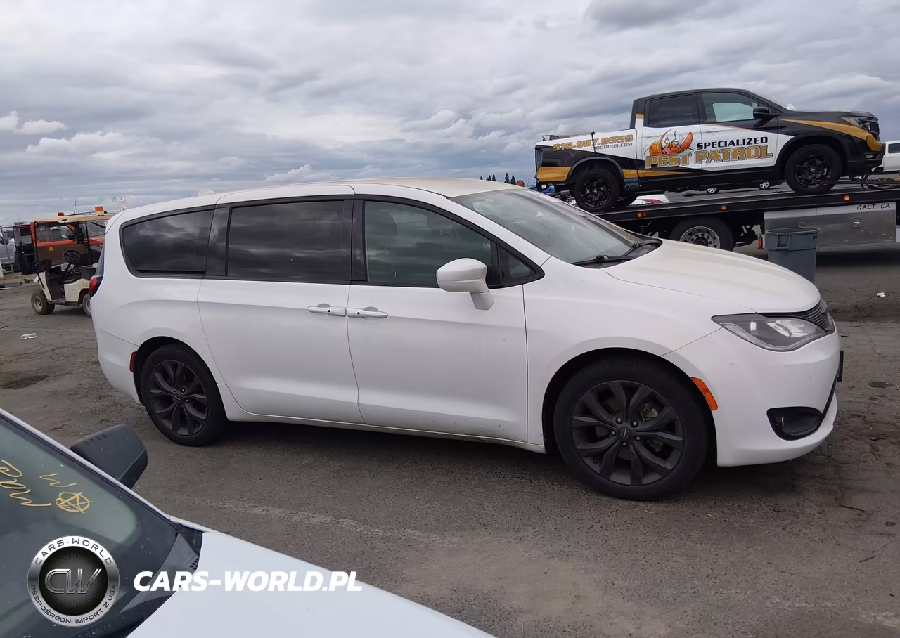 2018 Chrysler Pacifica Touring Plus VIN:2C4RC1FGXJR354320 - 14
