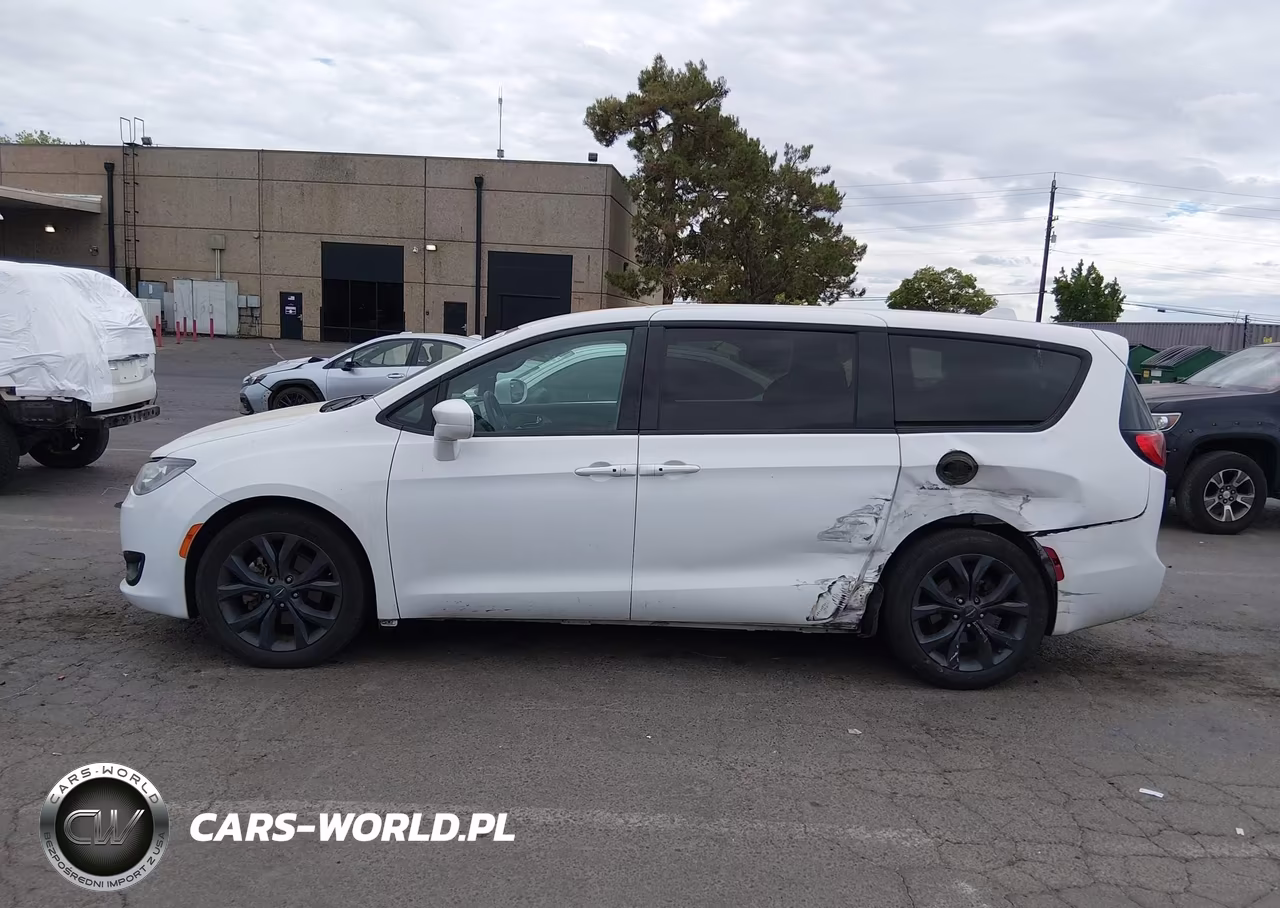 2018 Chrysler Pacifica Touring Plus VIN:2C4RC1FGXJR354320 - 15
