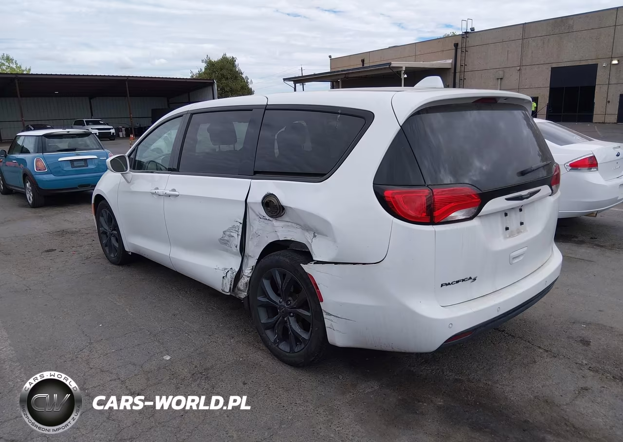 2018 Chrysler Pacifica Touring Plus VIN:2C4RC1FGXJR354320 - 3