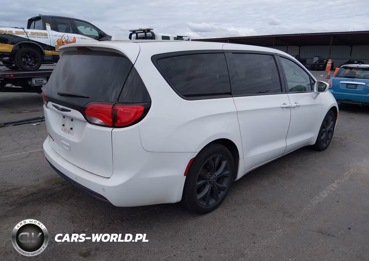 2018 Chrysler Pacifica Touring Plus VIN:2C4RC1FGXJR354320 - 4