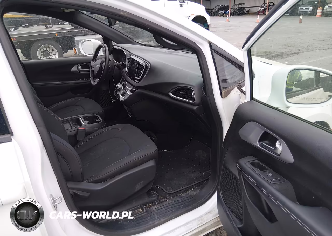 2018 Chrysler Pacifica Touring Plus VIN:2C4RC1FGXJR354320 - 5