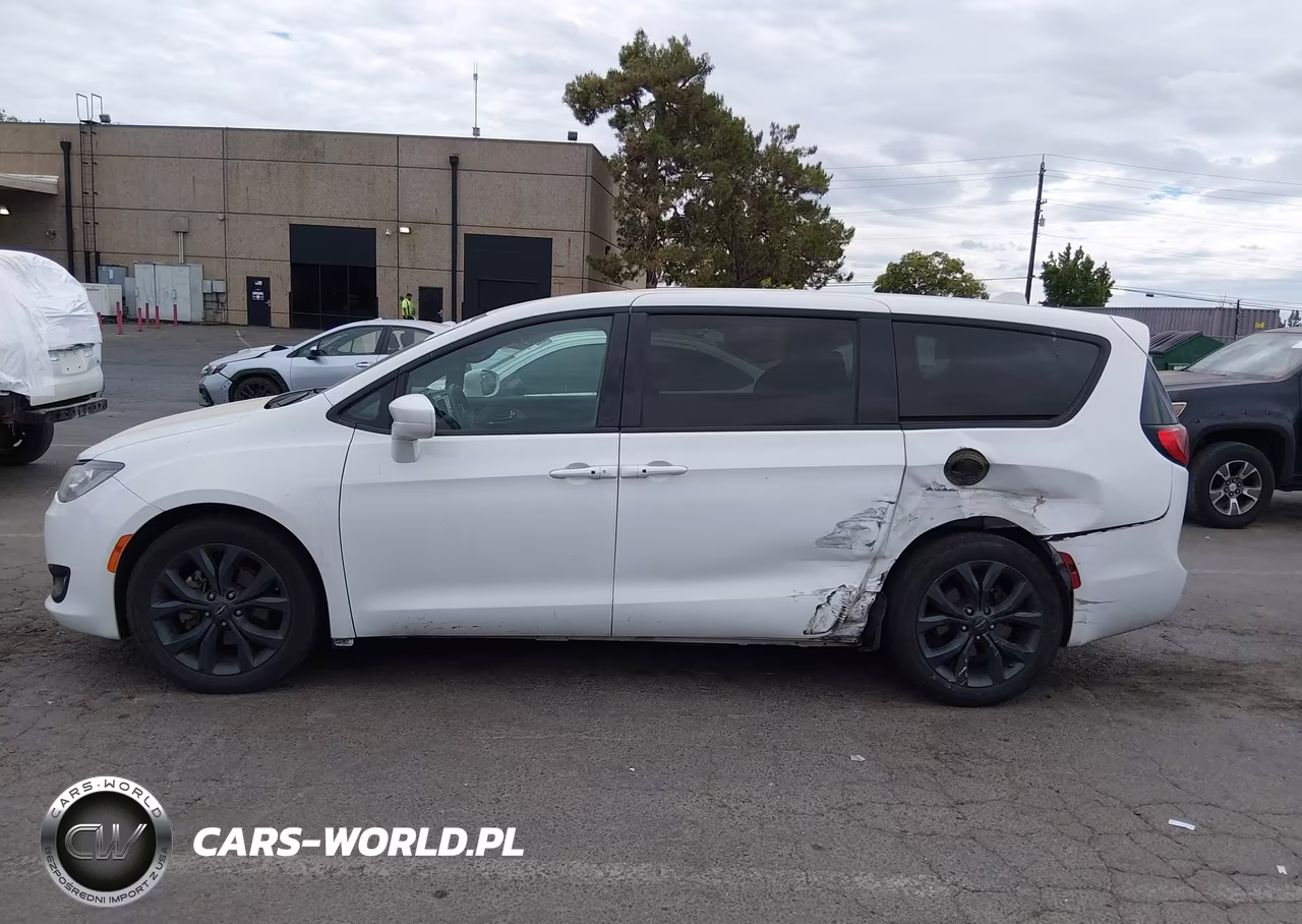 2018 Chrysler Pacifica Touring Plus VIN:2C4RC1FGXJR354320 - 6