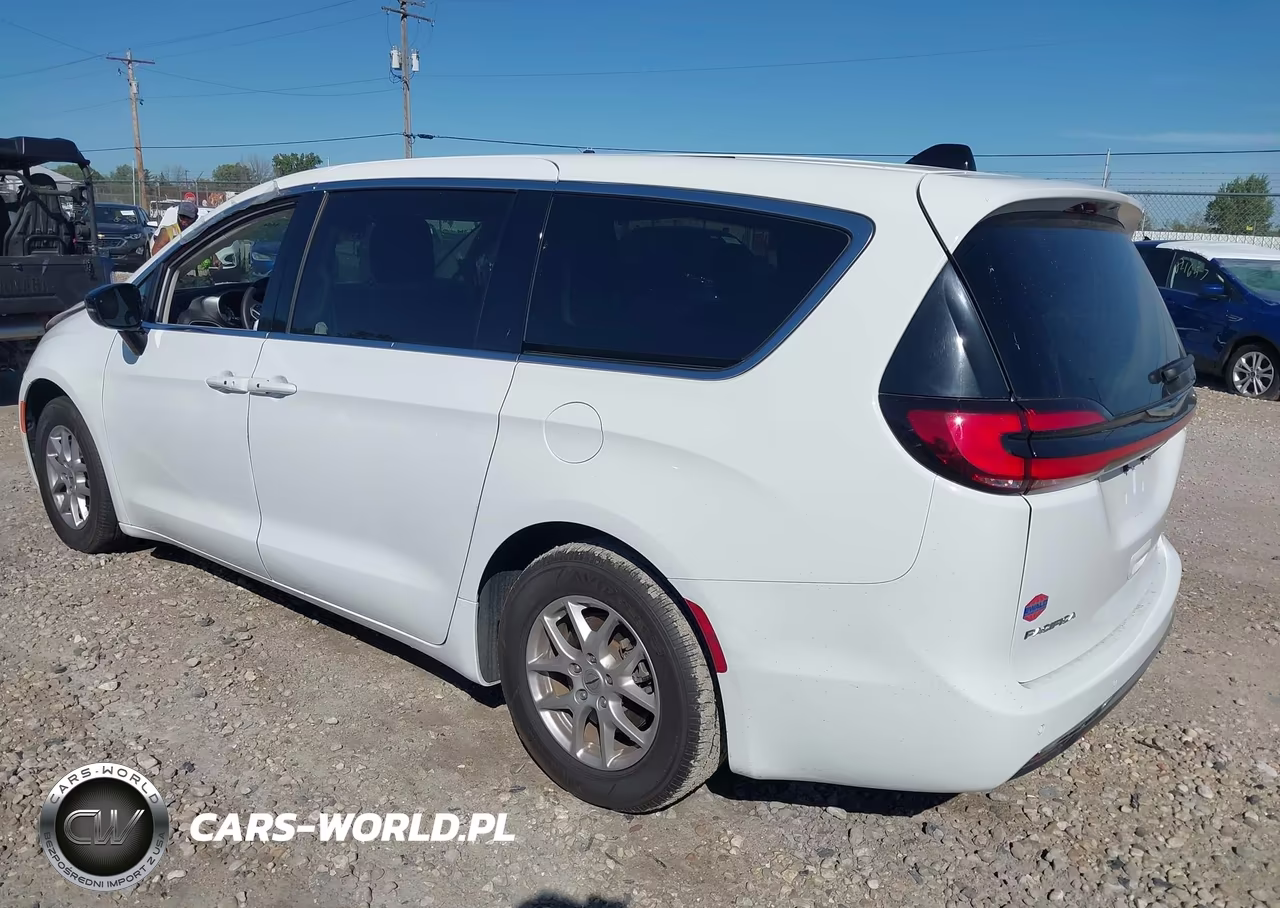 2024 Chrysler Pacifica Touring L VIN:2C4RC1BGXRR125041 - 3