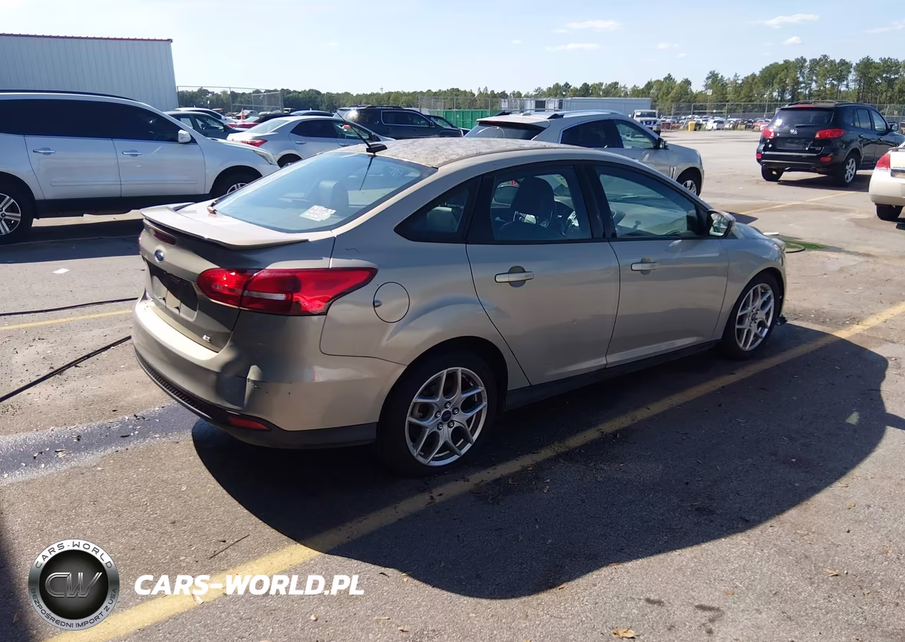 2015 Ford Focus Se VIN:1FADP3F29FL319109 - 4