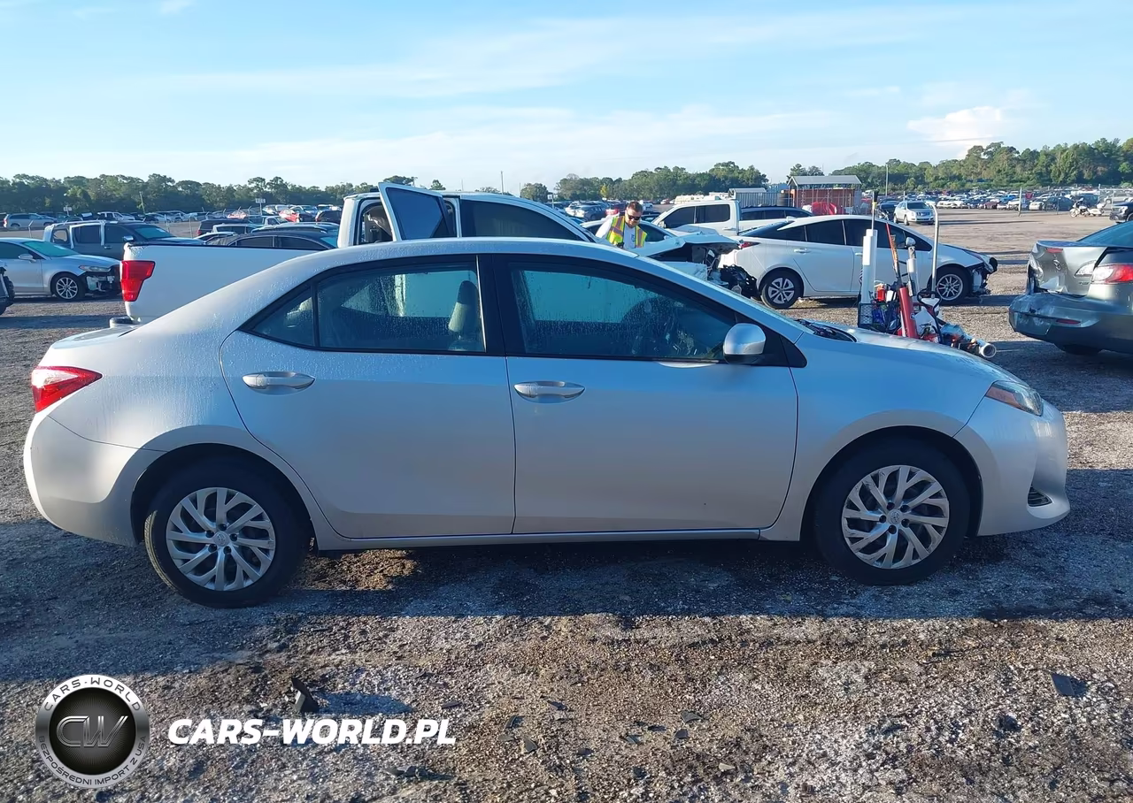 2018 Toyota Corolla Le VIN:5YFBURHE7JP839121 - 13