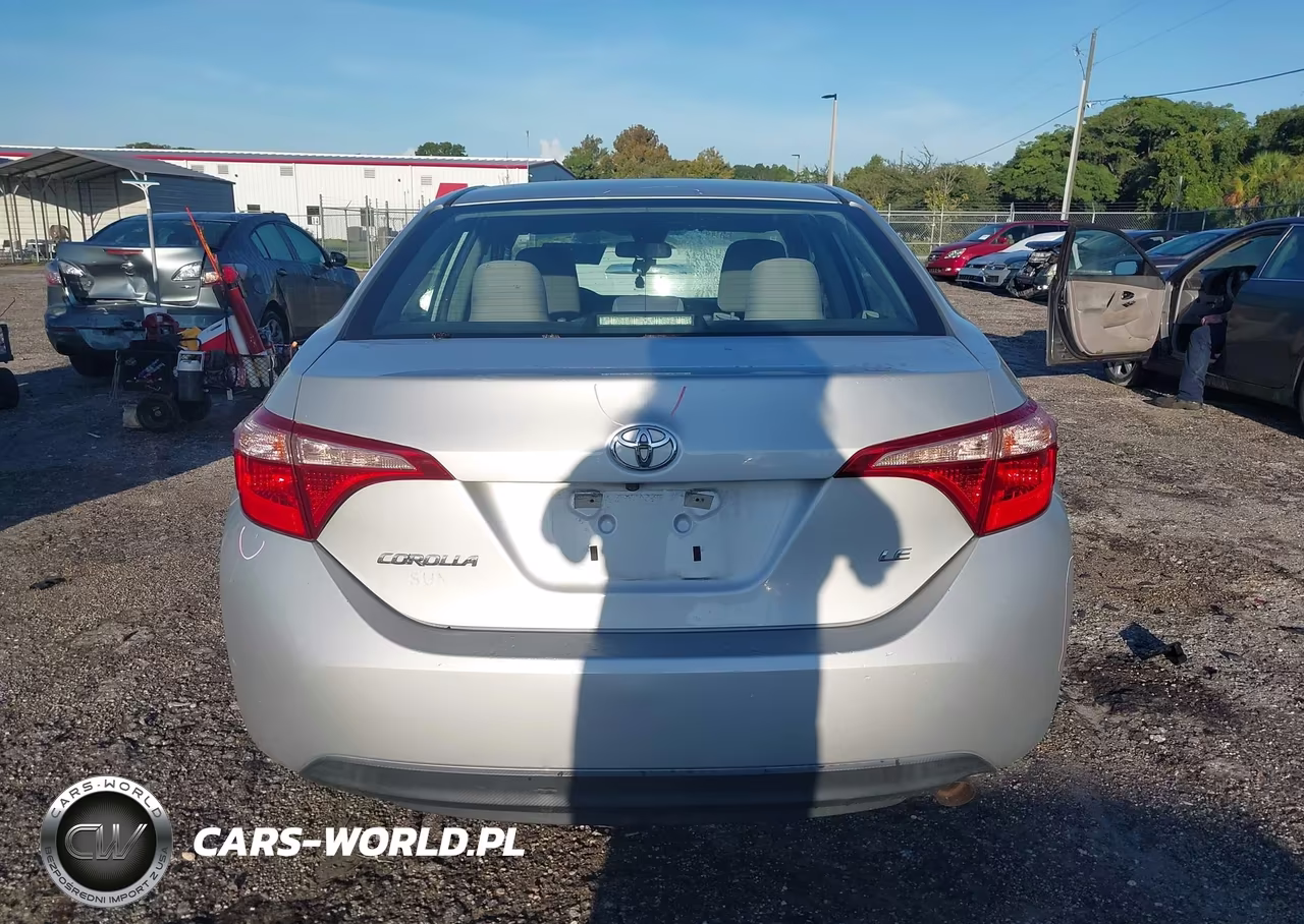 2018 Toyota Corolla Le VIN:5YFBURHE7JP839121 - 16