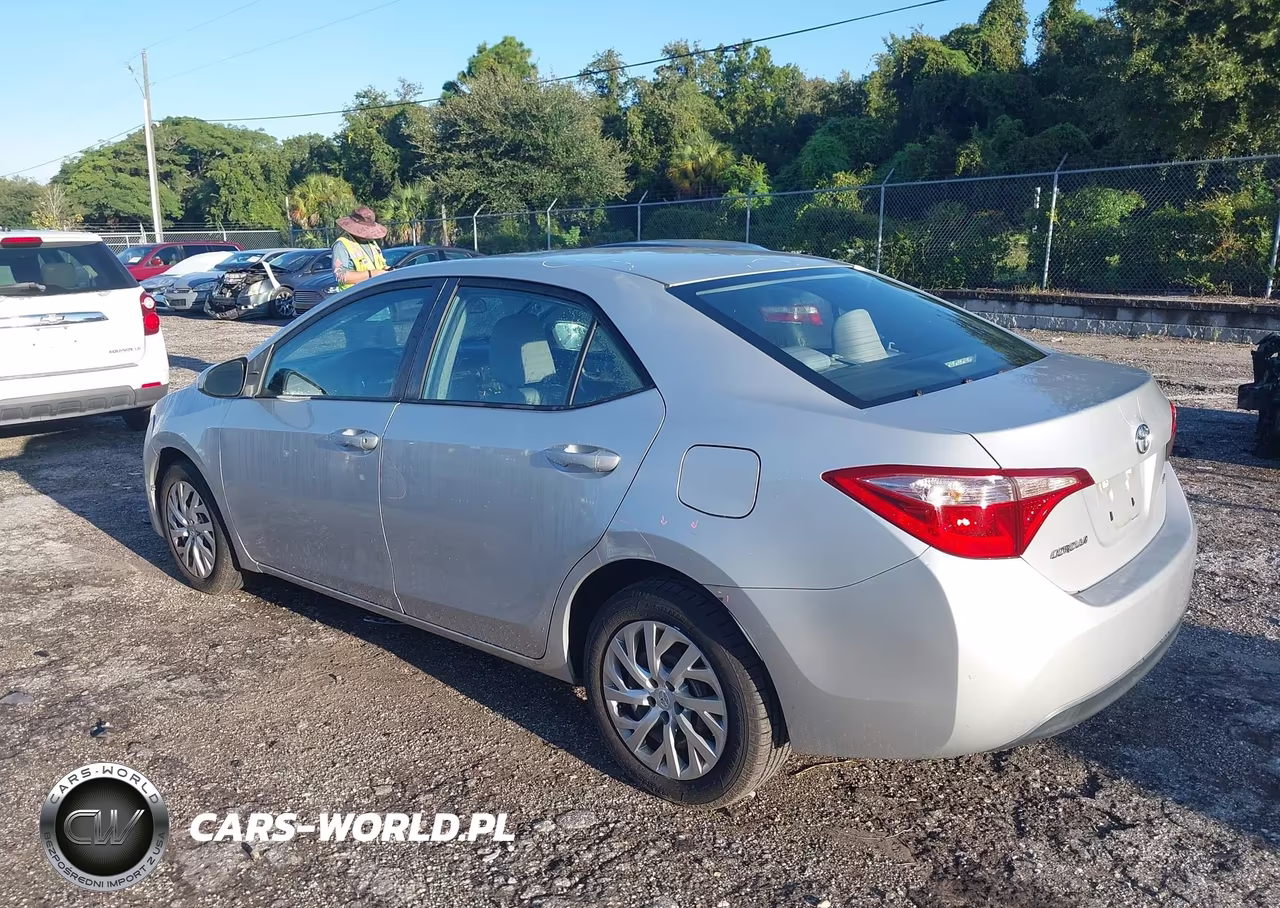2018 Toyota Corolla Le VIN:5YFBURHE7JP839121 - 3