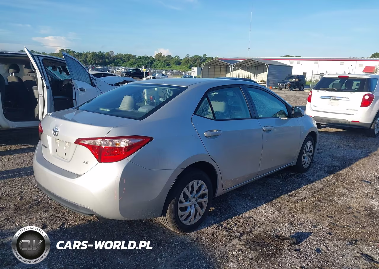 2018 Toyota Corolla Le VIN:5YFBURHE7JP839121 - 4