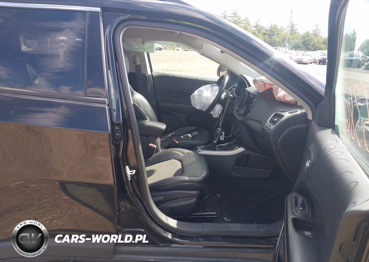 2018 Jeep Compass Latitude 4X4 VIN:3C4NJDBB6JT114775 - 5