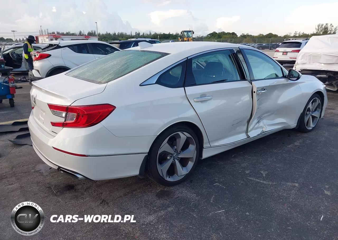 2018 Honda Accord Touring VIN:1HGCV1F97JA010063 - 4