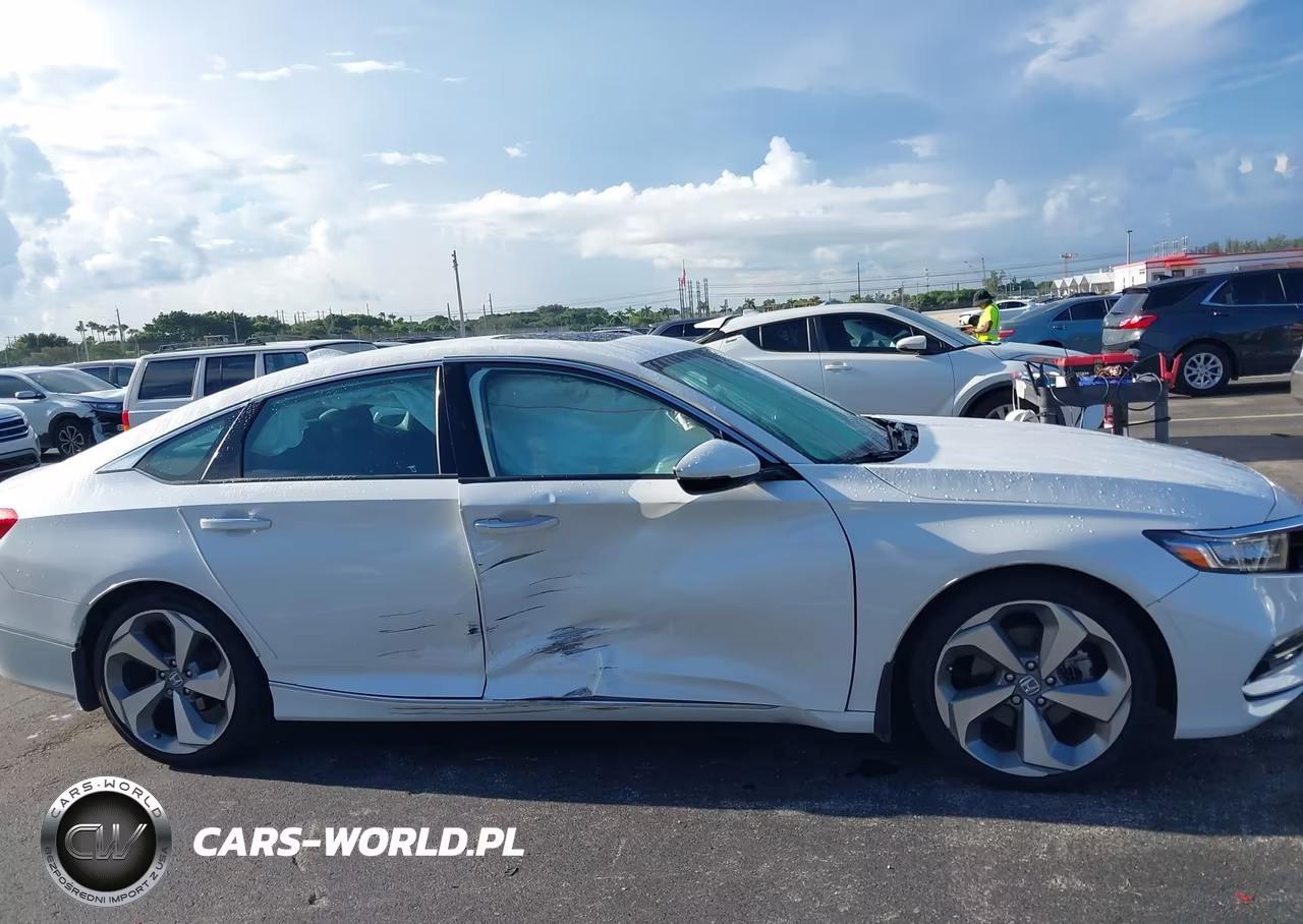 2018 Honda Accord Touring VIN:1HGCV1F97JA010063 - 6