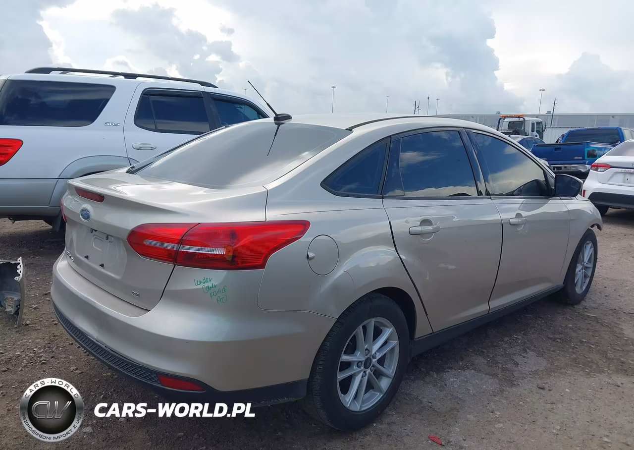 2018 Ford Focus Se VIN:1FADP3F20JL269550 - 4