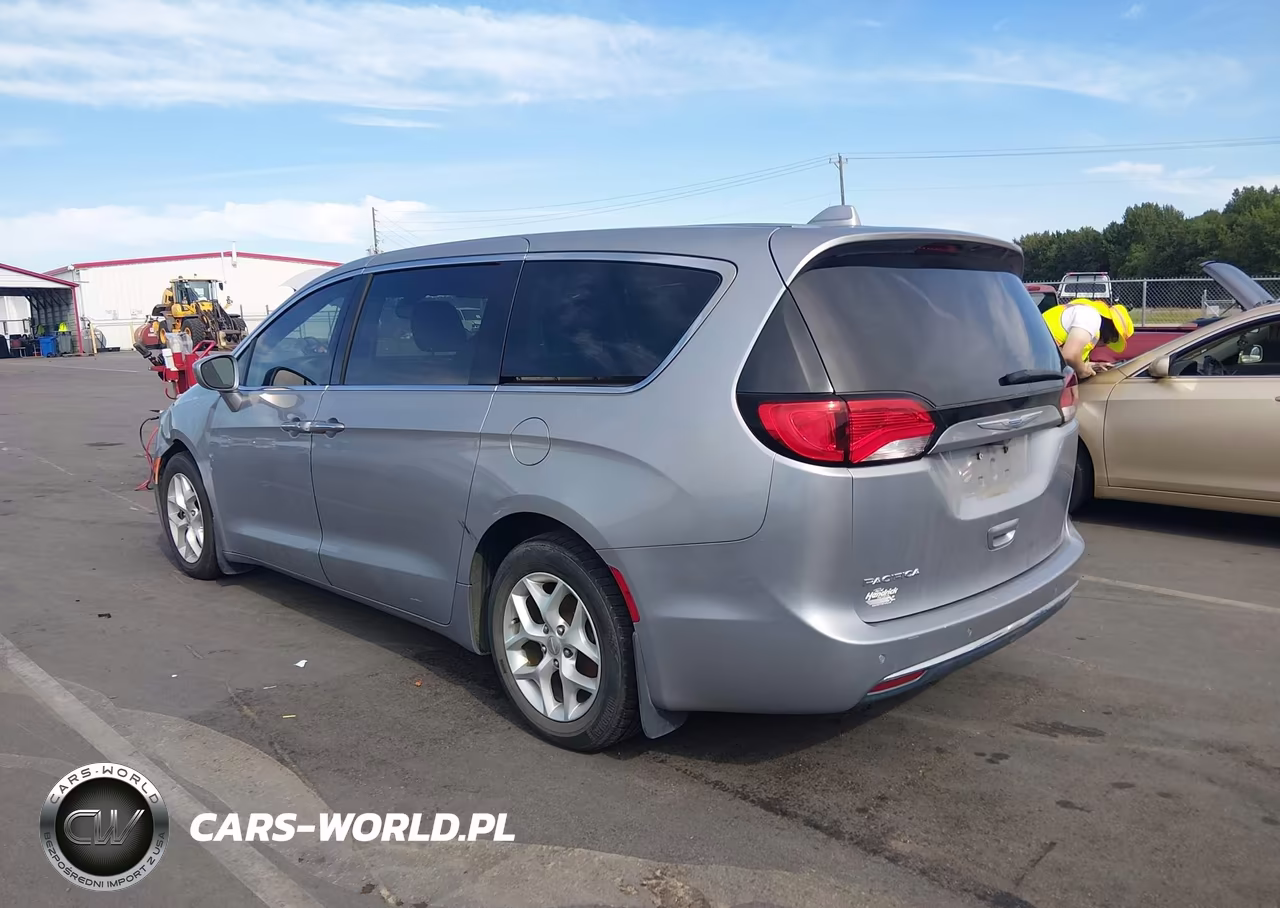 2018 Chrysler Pacifica Touring Plus VIN:2C4RC1FG4JR174444 - 3