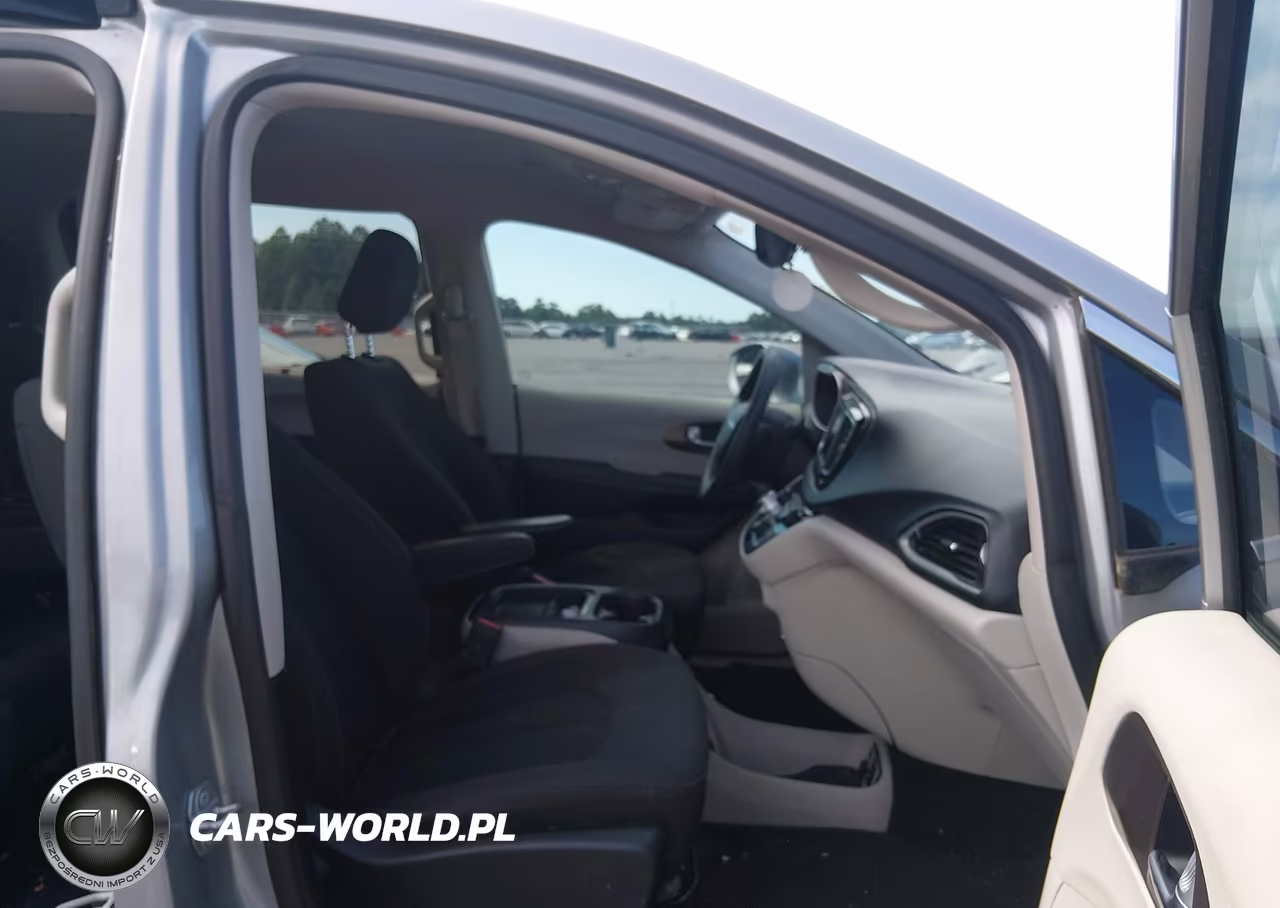 2018 Chrysler Pacifica Touring Plus VIN:2C4RC1FG4JR174444 - 5