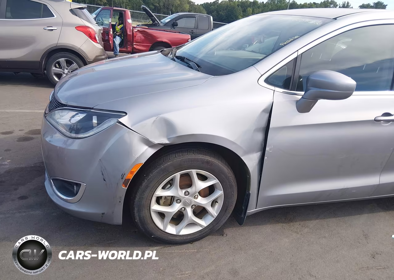 2018 Chrysler Pacifica Touring Plus VIN:2C4RC1FG4JR174444 - 6