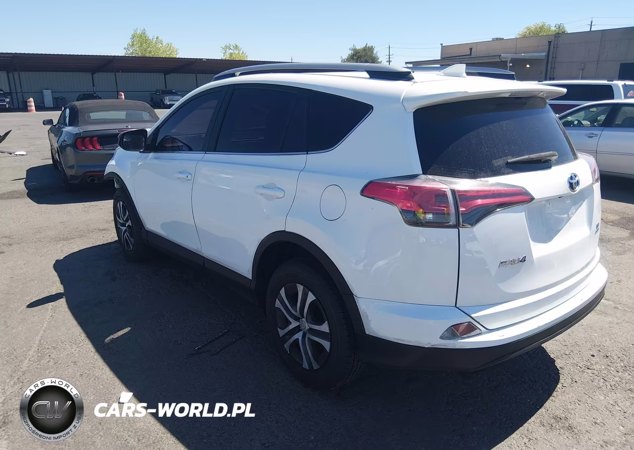 2018 Toyota Rav4 Le VIN:2T3BFREV8JW740425 - 3